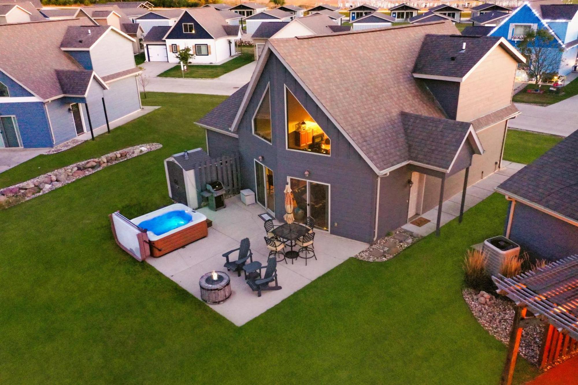 Boho Bungalow On The Pond W/ Hot Tub Arnolds Park Экстерьер фото